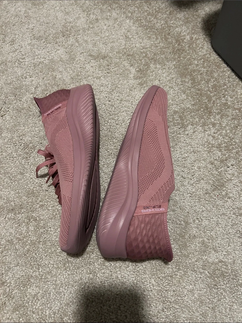 LIKE NEW Skechers Women’s Mauve Slip-On Knit Athletic Sneakers